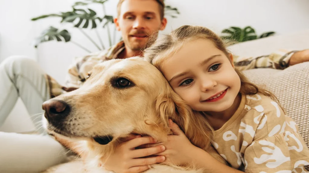Intégrer un chien adopté dans une famille avec enfants ou autres animaux L'intégration d'un chien adopté dans une famille avec enfants ou autres animaux est délicate. Il est crucial d'être bien préparé et attentif. Chaque membre de la famille doit s'y impliquer.